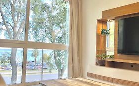 Espectacular departamento sobre la laguna para parejas